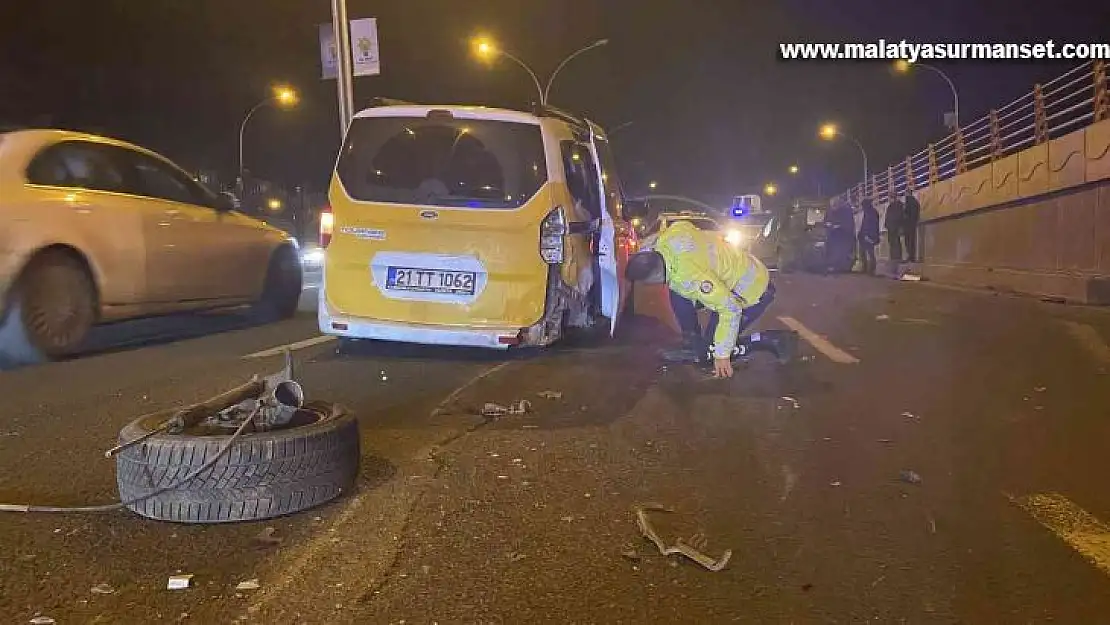 Araçlar 500 metre mesafede kazaya karıştı, trafik kilitlendi