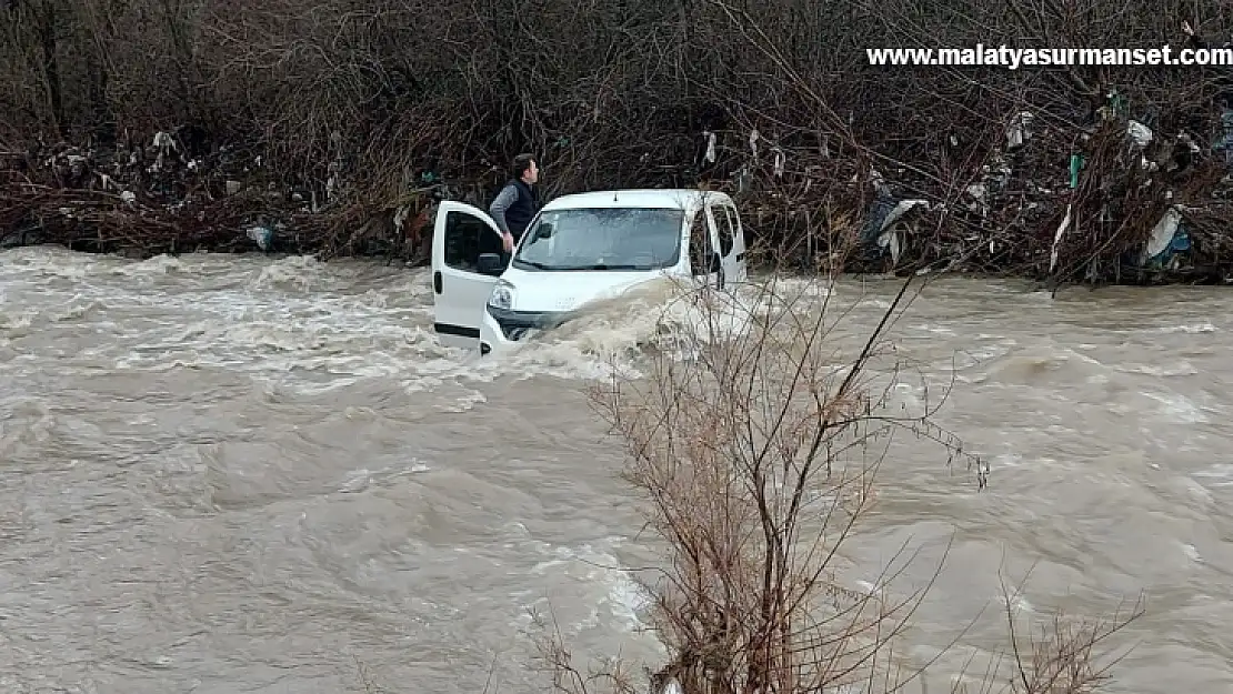 Araçları ile dereden geçmek isterken sele kapılan 3 kişi ölümden döndü