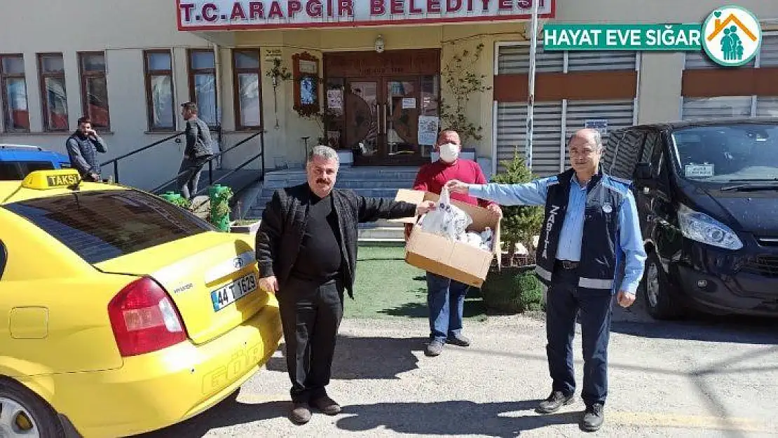 Arapgir'de taksi şoförlerine maske dağıtımı