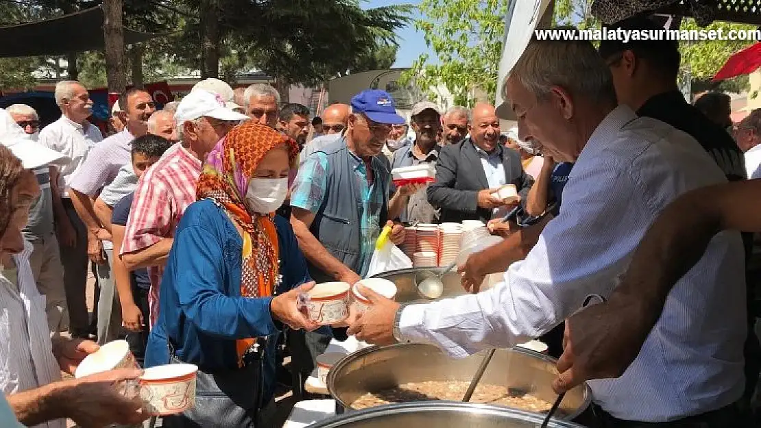 Arapgir'de vatandaşlara aşure ikramı