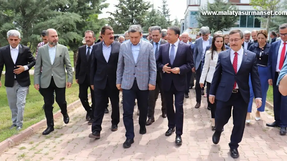 Arçelik, sağlık çalışanları için 2 tane yurdu satın alıp üniversiteye bağışladı