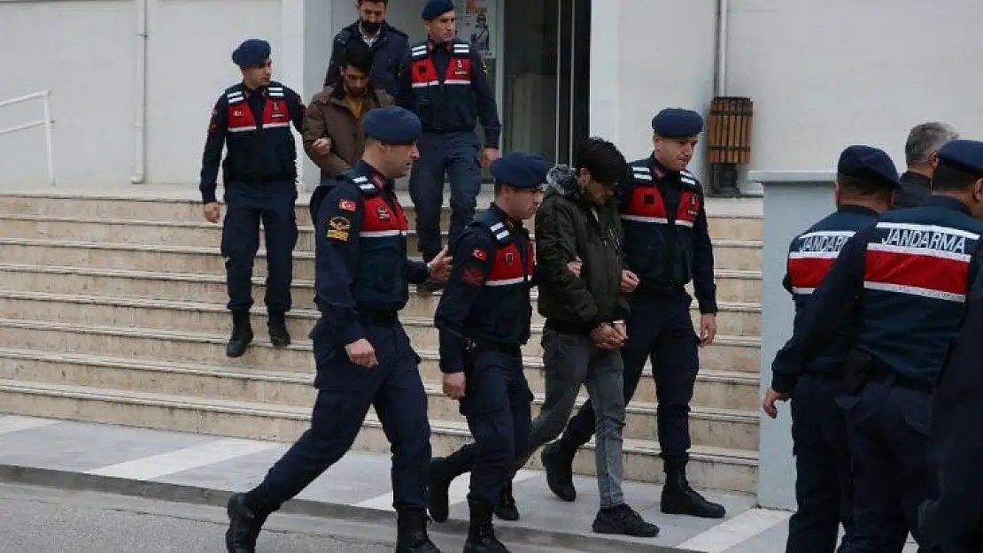 Arkadaşlarını öldürüp dereye attılar