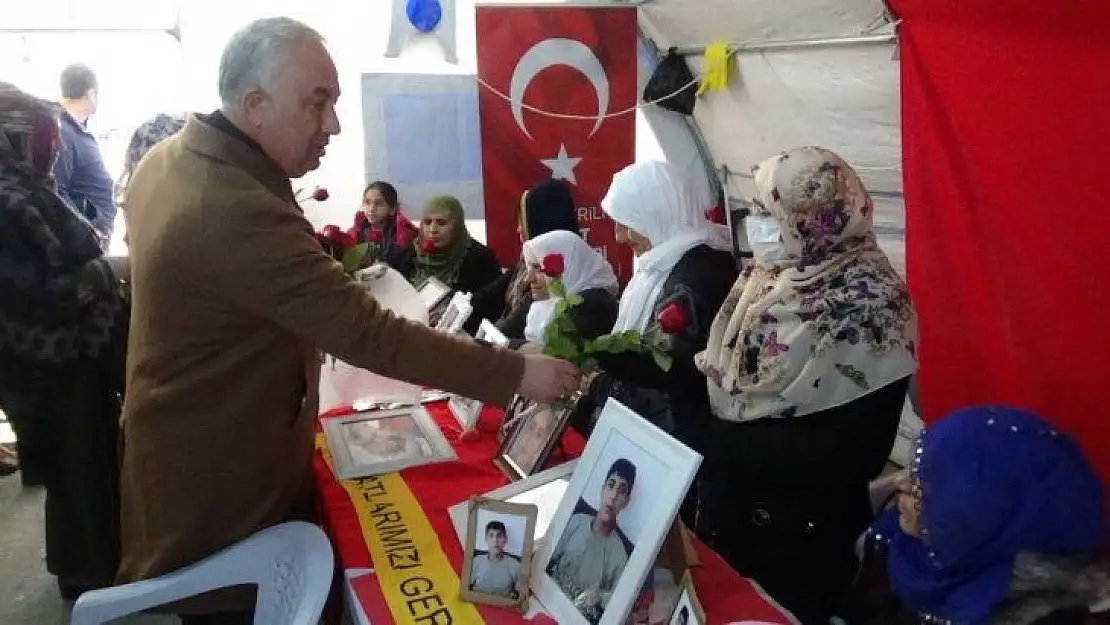 Arpaçay Belediye Başkanı Altay'dan evlat nöbetindeki ailelere ziyaret