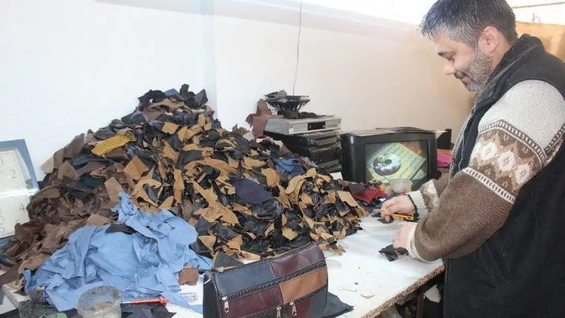 Artık deri parçalarından çanta üretiyor