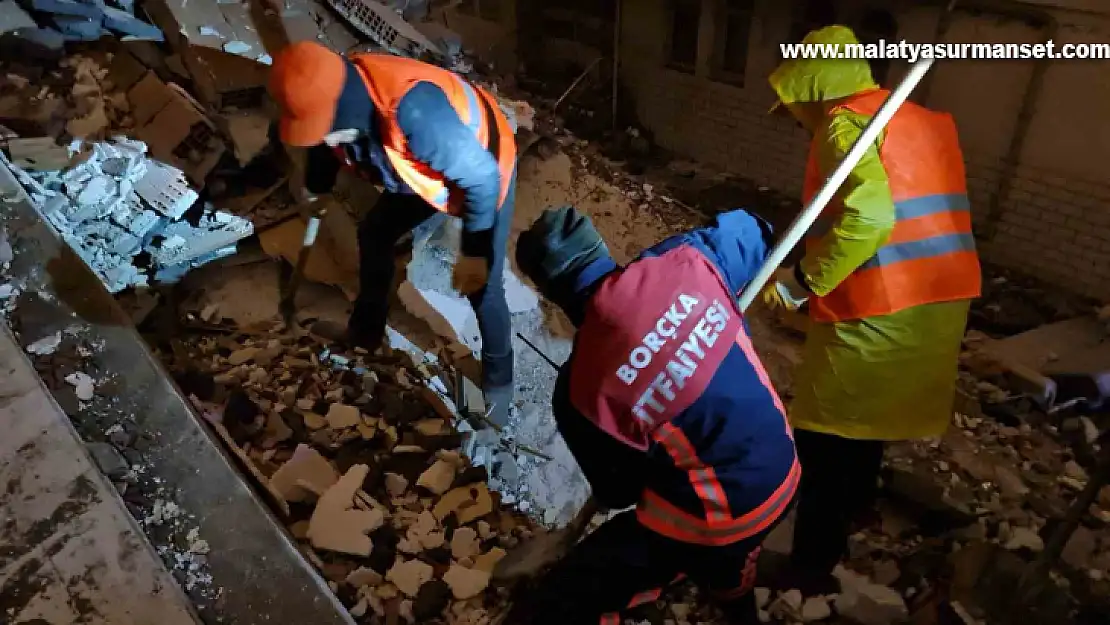 Artvin ekibi Malatya'da genç kadını enkazdan sağ salim çıkartmayı başardı