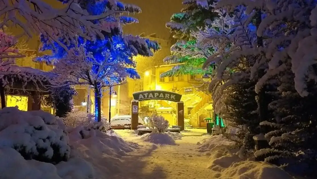 Artvin'de gece başlayan kar yağışı şehri beyaza bürüdü