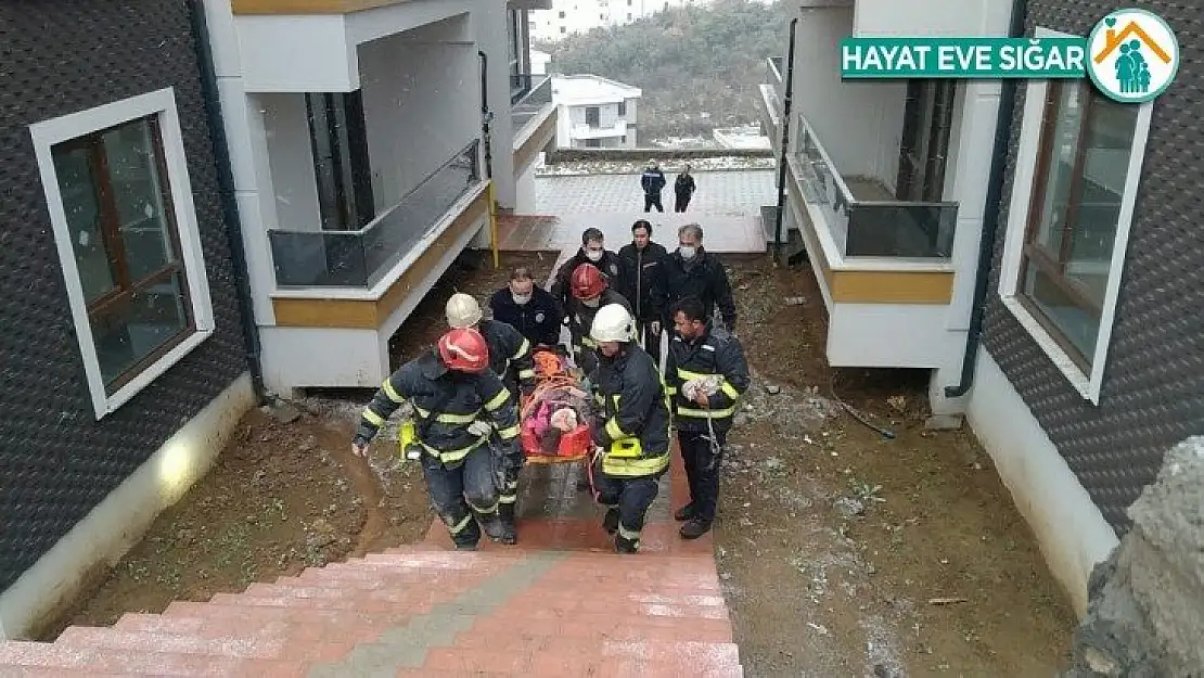 Asansör boşluğuna düşen genç kızı itfaiye ekipleri kurtardı