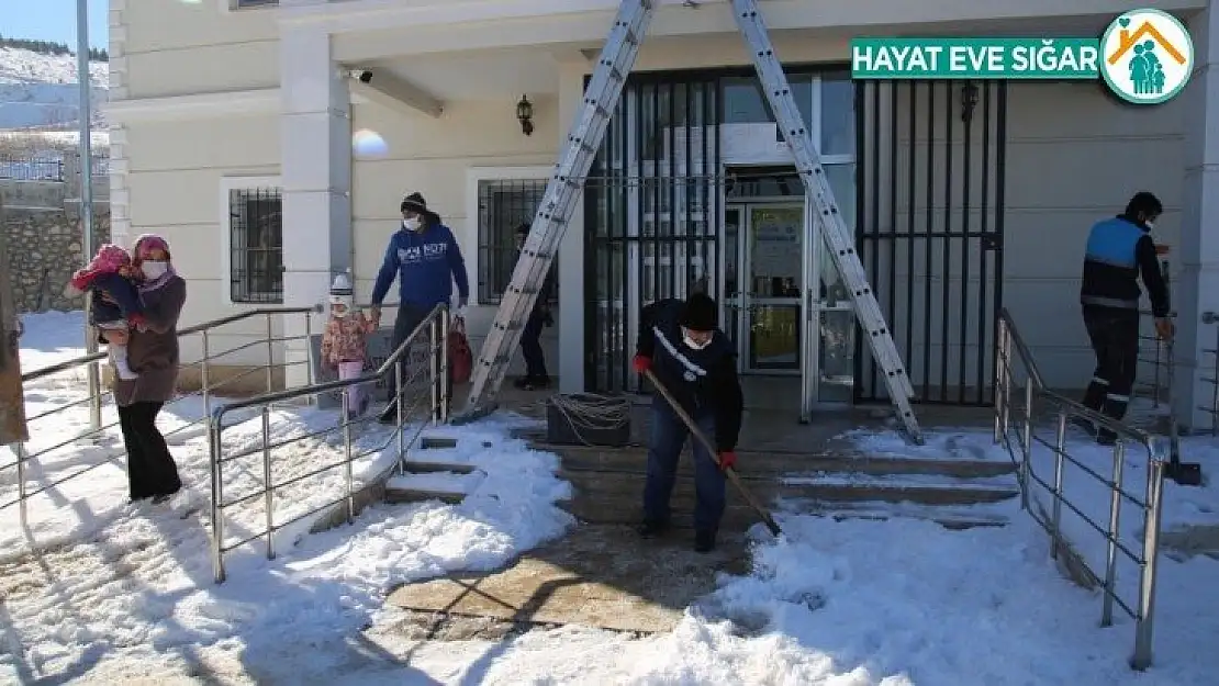 Aşı olacak çocukların yardımına kurtarma ekipleri yetişti