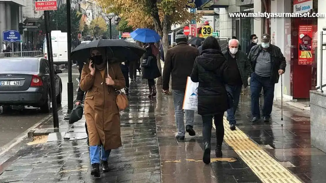 Aşılamada sarıya dönen Elazığ'da uzmanlar uyardı: 'Ben aşı oldum, bu hastalık bana bulaşmaz demeyelim'