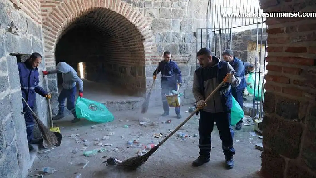 Asırlık surların dipleri ve burçlar temizlendi