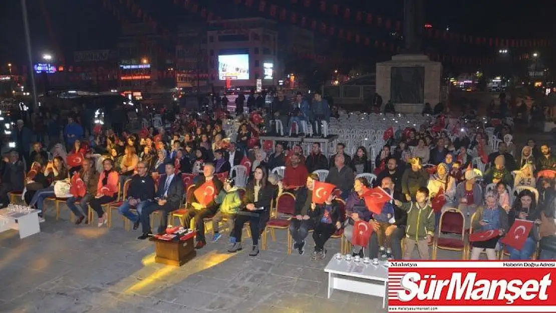 Askeri bando eşliğinde 29 Ekim kutlaması