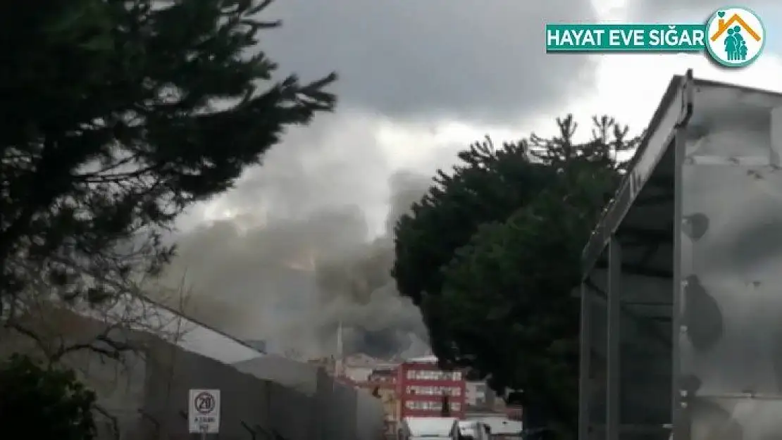 Ataşehir'de fabrikada yangını çıktı. Olay yerine çoksa sayıda itfaiye ekibi sevk edildi.