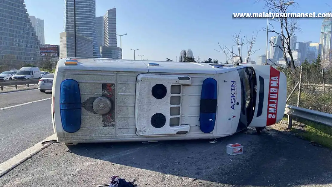 TEM'de otomobilin çarptığı ambulans sürüklenerek bariyerlere çarptı