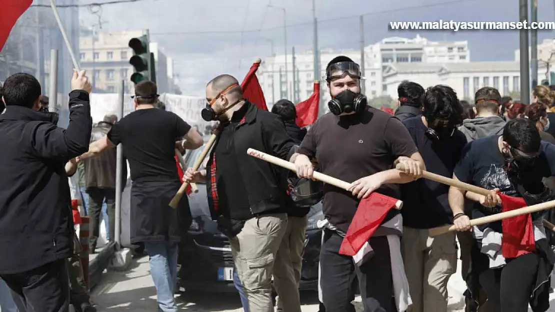 Atina'da tren kazası protestosunda göstericiler polisle çatıştı