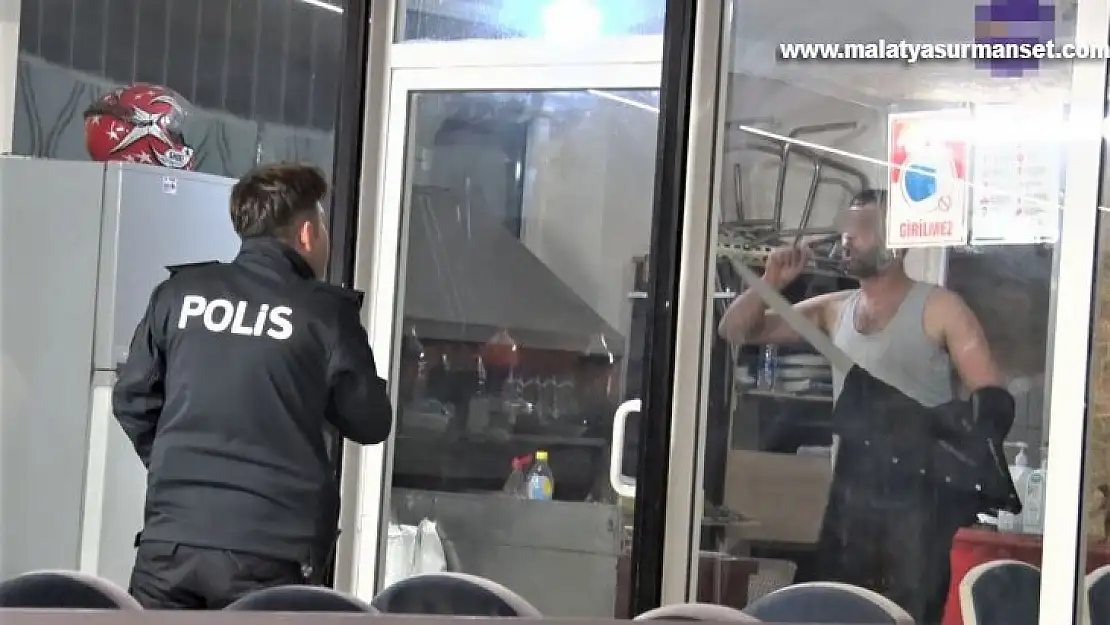 Ayağına savcı isteyip döner bıçağıyla kendini restorana kilitledi, korku dolu anlar yaşattı