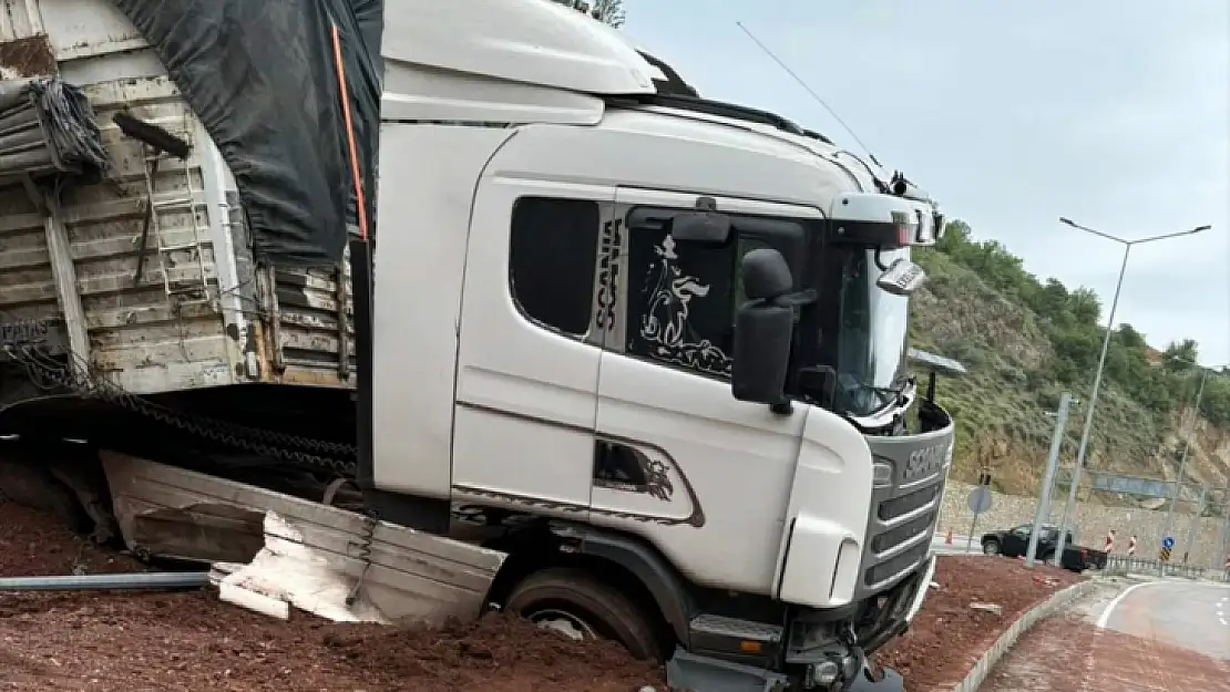 Aydınlatma Direğine Çarpan Tırın Sürücüsü Yaralandı