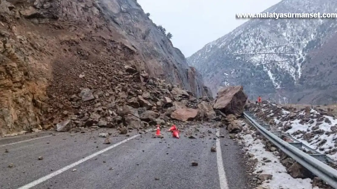 Aynı güzergahta 1 saat arayla yaşanan ikinci heyelan kamerada