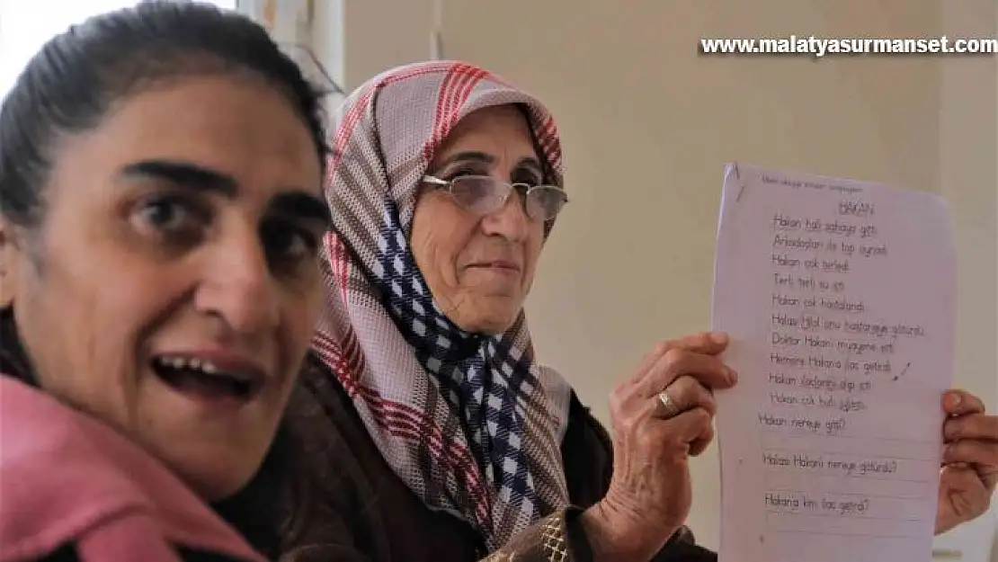 Ayşe teyze, engelli çocuğunu götürdüğü özel eğitim okulunda okuma yazma öğrendi