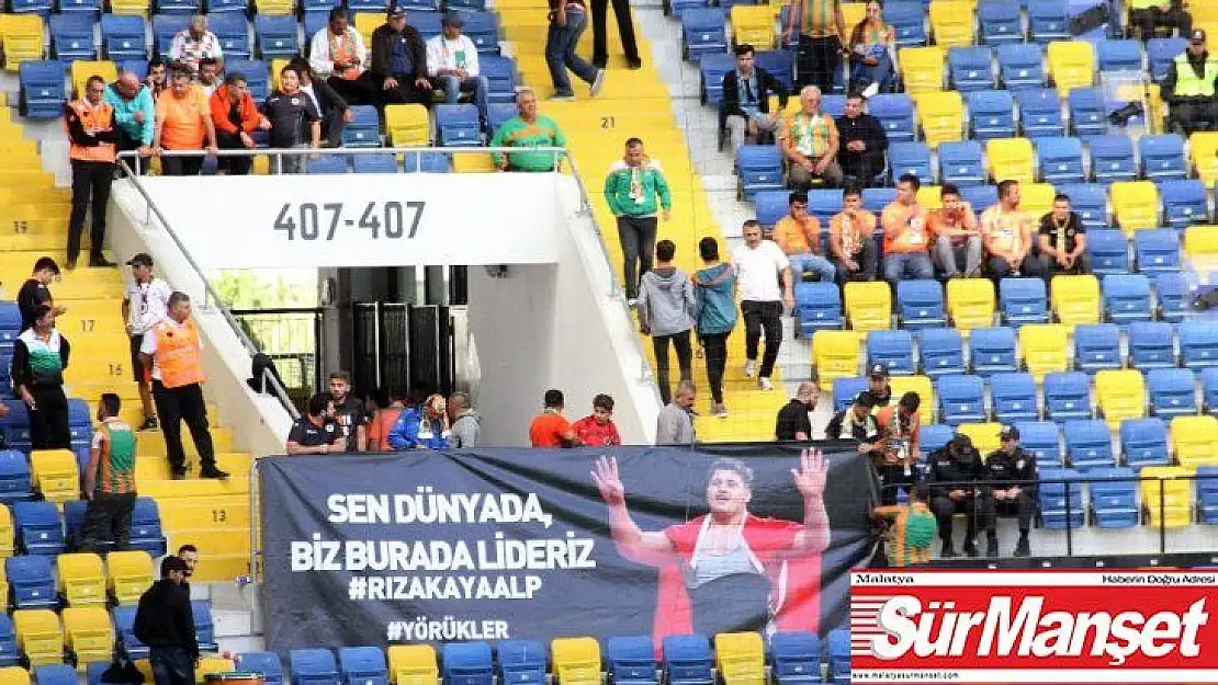 Aytemiz Alanyaspor taraftarından Rıza Kayaalp'e pankartlı tebrik