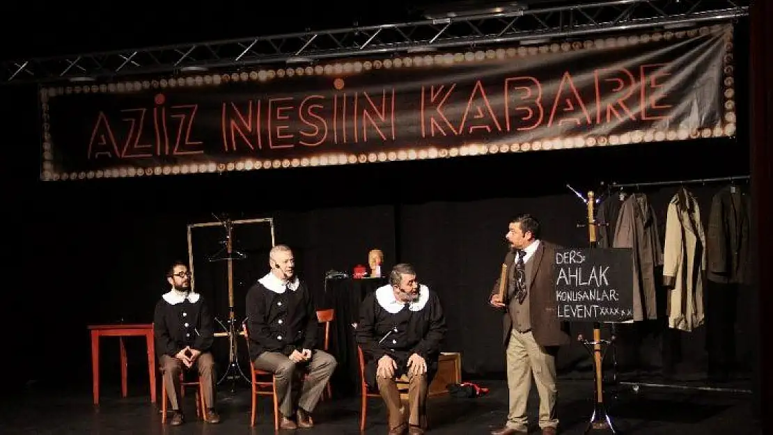 Aziz Nesin Kabare oyunu seyirciyle buluştu