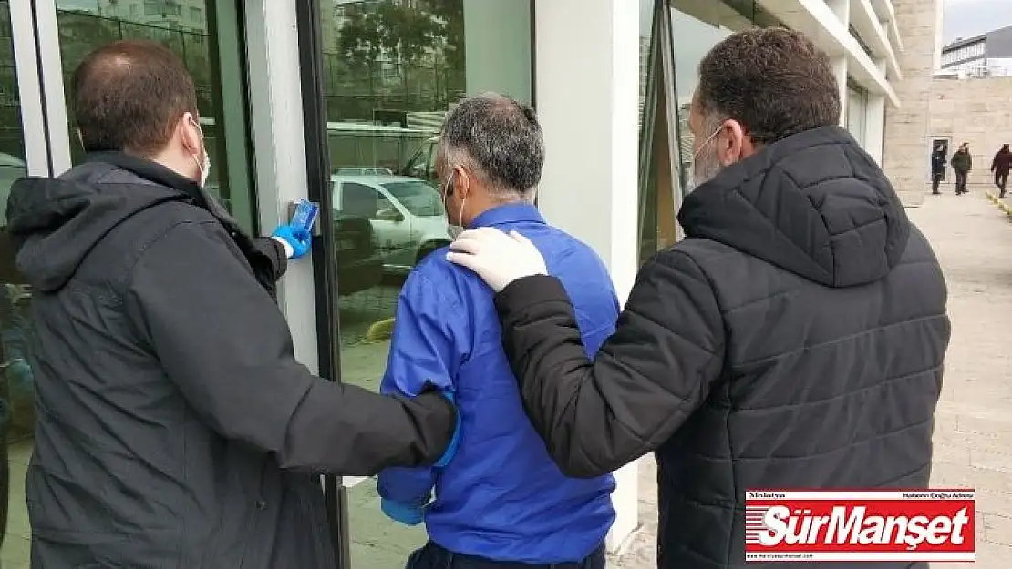 Babasını bıçakla ağır yaralayan genç hastaneye yatırıldı