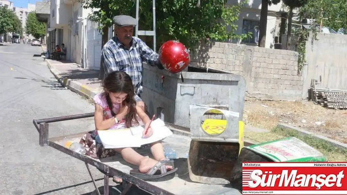 Babasının çöpten topladığı kitapları okuyor