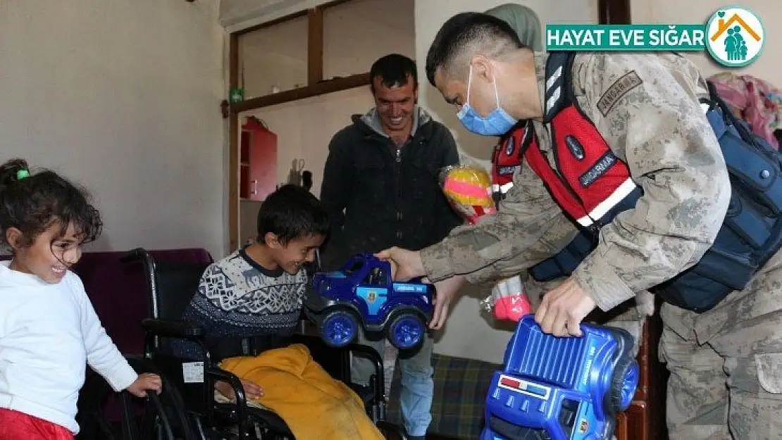 Babasının sırtında taşıdığı Batuhan'a jandarmadan anlamlı ziyaret