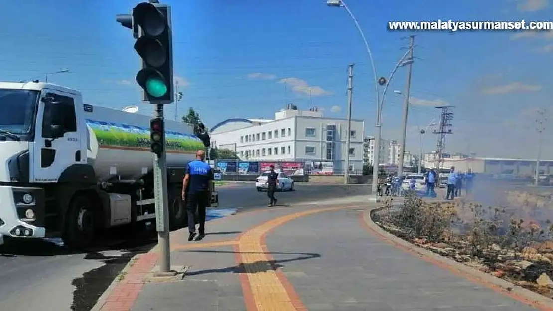 Bağlar Belediyesi ekiplerinden anız yangınına müdahale