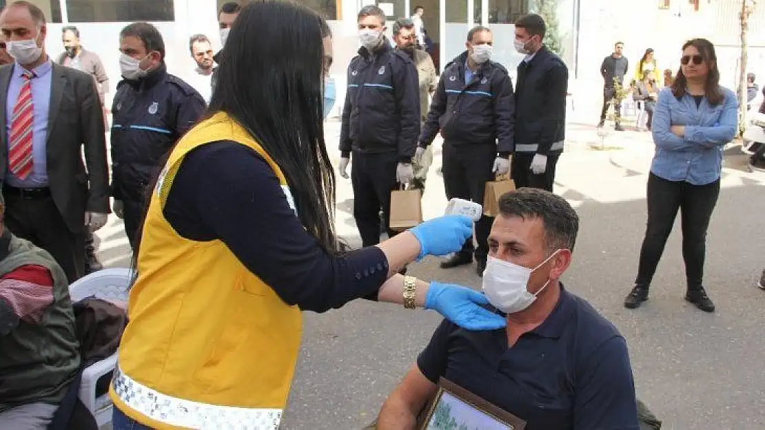 Bağlar Belediyesi evlat nöbeti tutan aileleri sağlık kontrolünden geçirip dezenfektan dağıttı