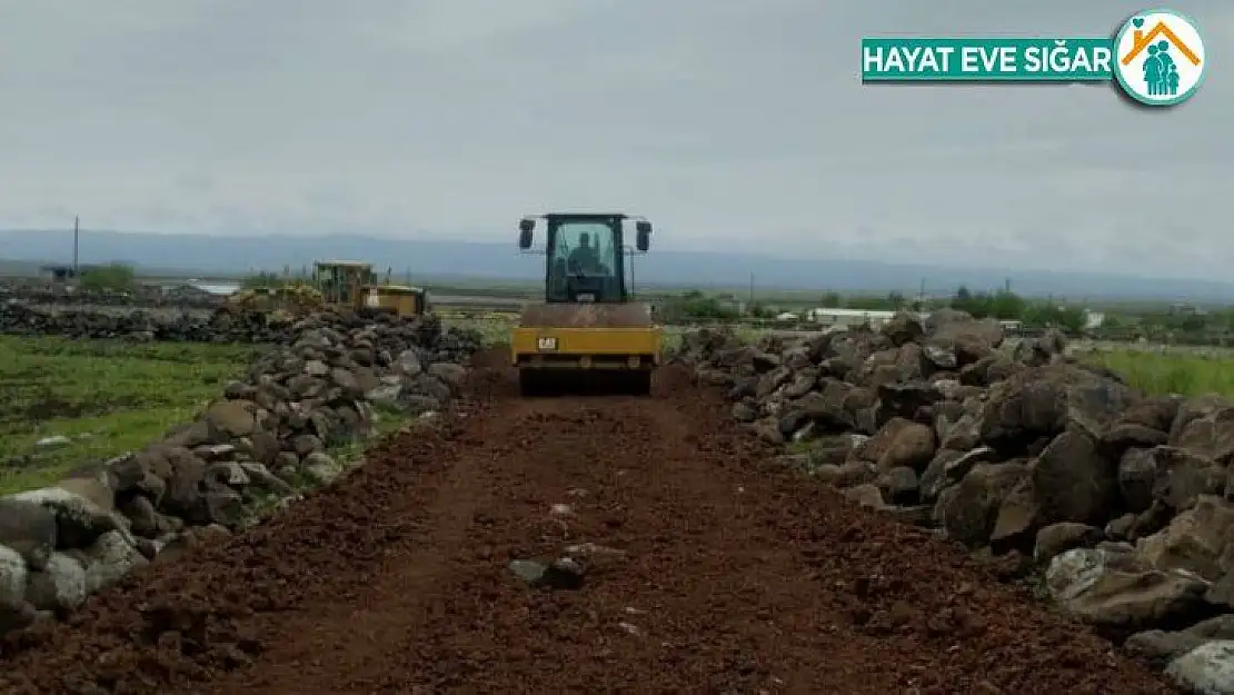 Bağlar Belediyesi, sokağa çıkma kısıtlaması gününde 5 mezranın yolunu tamamladı