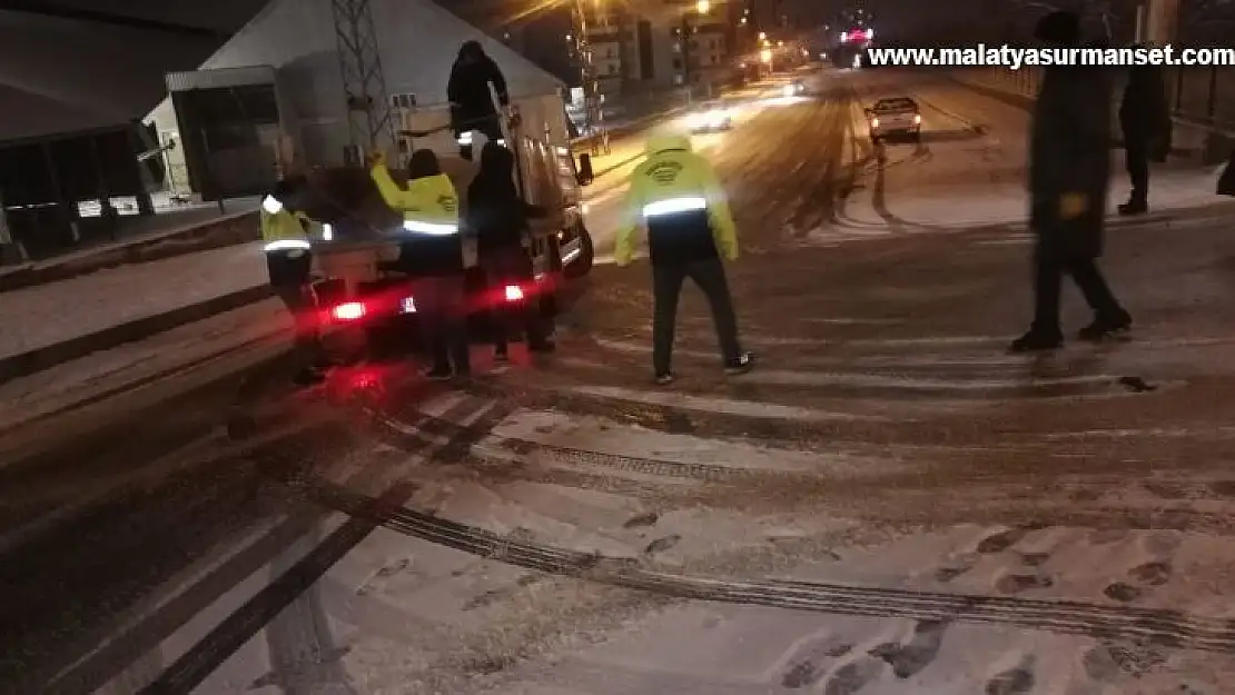 Bağlar Belediyesinden kırsal yerleşim yerlerinde kar temizleme seferberliği