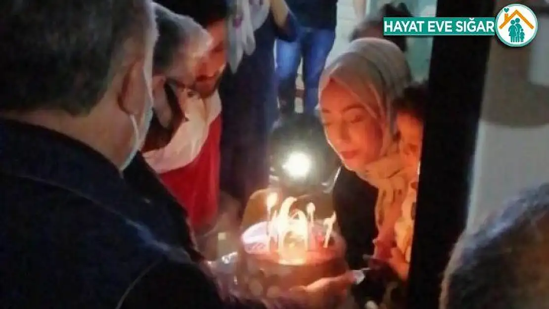 Bağlar Belediyesinden sokağa çıkamayan amca ve yeğene doğum günü sürprizi