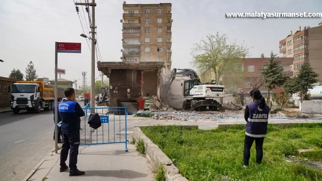 Bağlar'da kamulaştırılan yapının yıkımı gerçekleşti