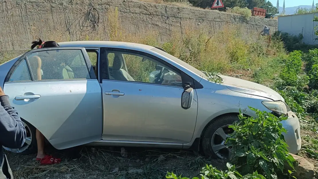 Bahçeye Devrilen Otomobilde 3 Kişi Yaralandı