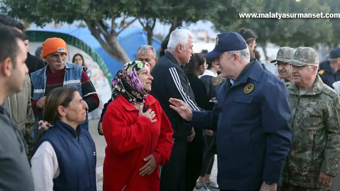 Bakan Akar, Arsuz'da depremzedelerin taleplerini dinledi