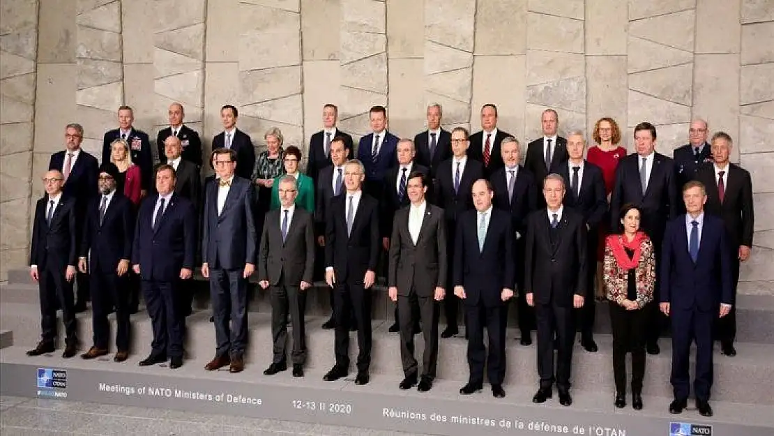 Bakan Akar, oturum sonrası NATO aile fotoğrafına katıldı