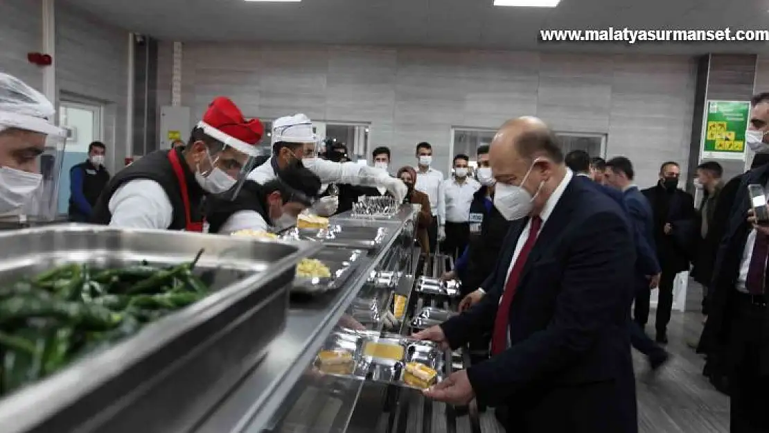 Bakan Bilgin işçilerle yemek sırasına girdi