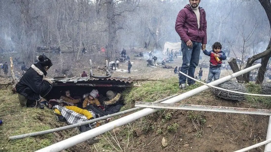 Bakan Çavuşoğlu: 'Bize uluslararası hukuk dersi verenlere bakın! Kapılarına yığılmış binlerce masum insanın üzerine utanmadan gaz bombaları atıyorlar'