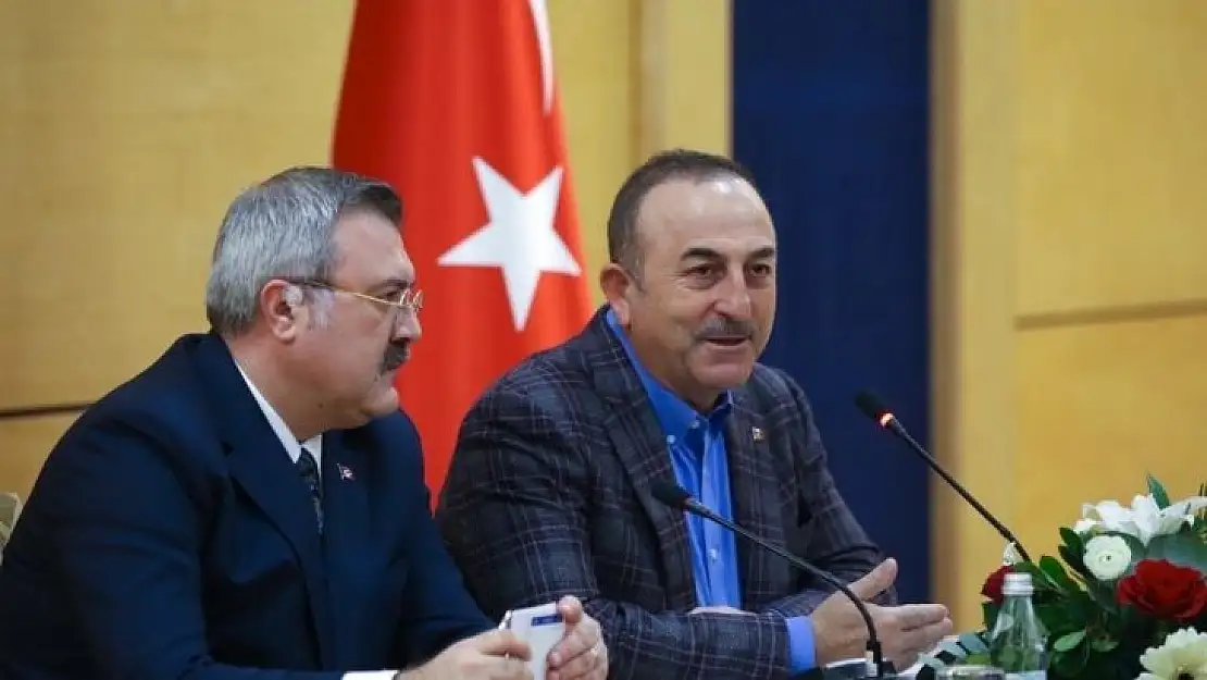 Bakan Çavuşoğlu, Tiran'da Türk vatandaşlarıyla bir araya geldi