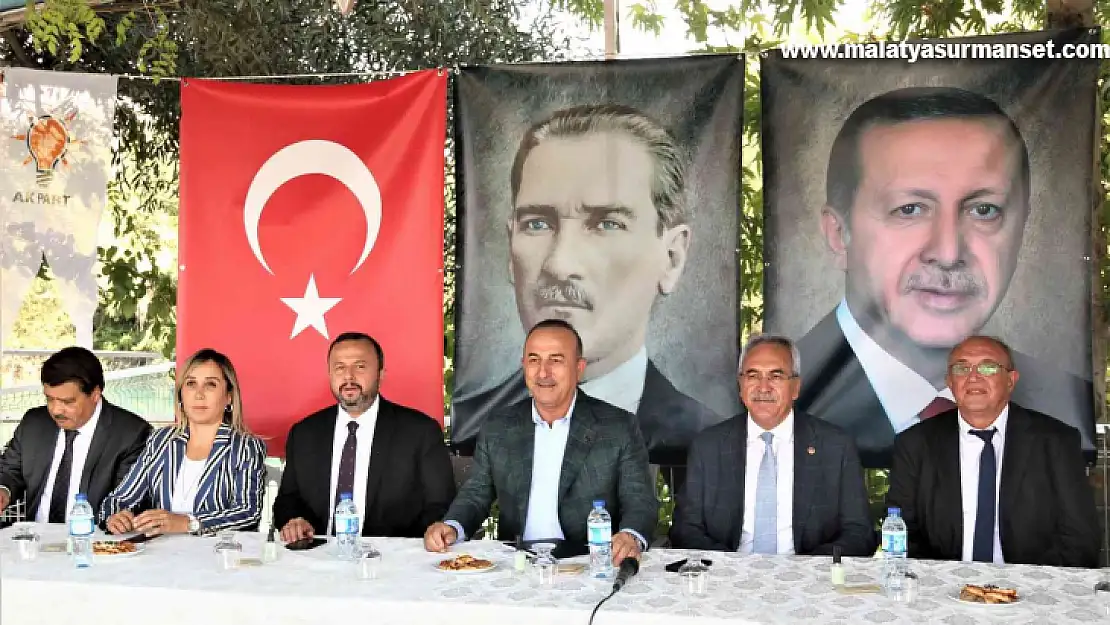 Bakan Çavuşoğlu TOKİ tarafından teslim edilen evleri gezdi