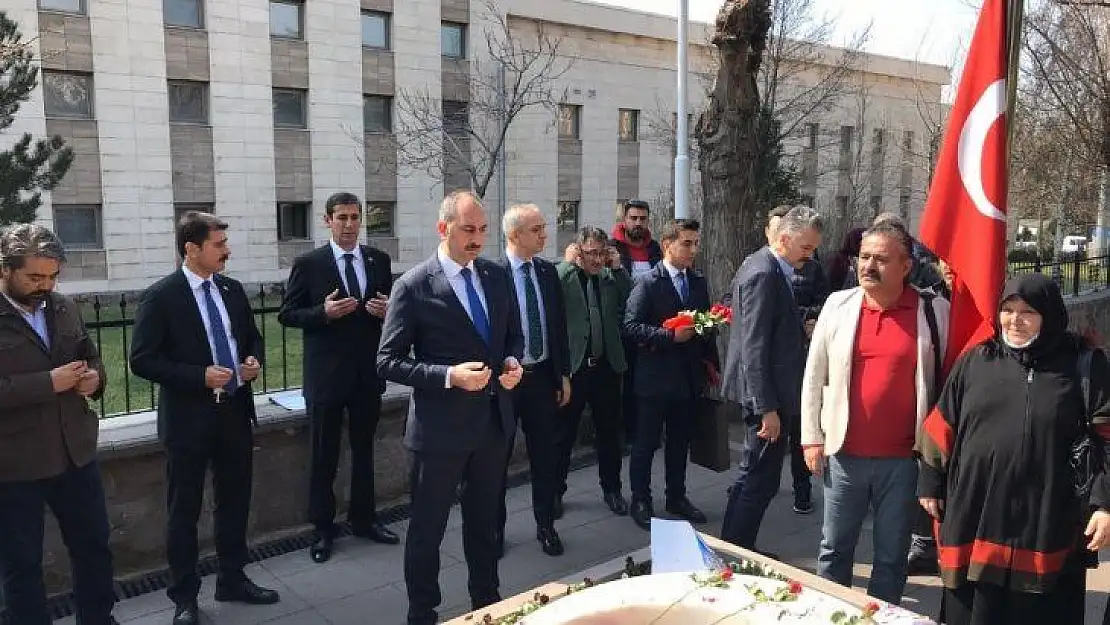 Bakan Gül, Muhsin Yazıcıoğlu'nu kabri başında andı