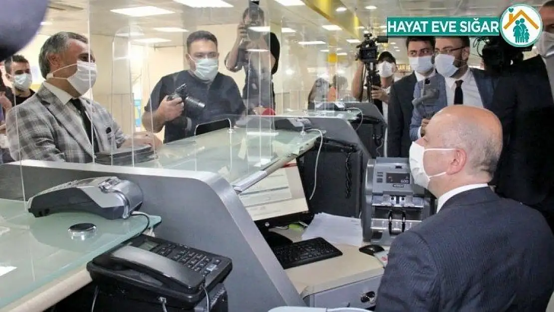 Bakan Karaismailoğlu, gişede vatandaşların işlemlerini yaptı