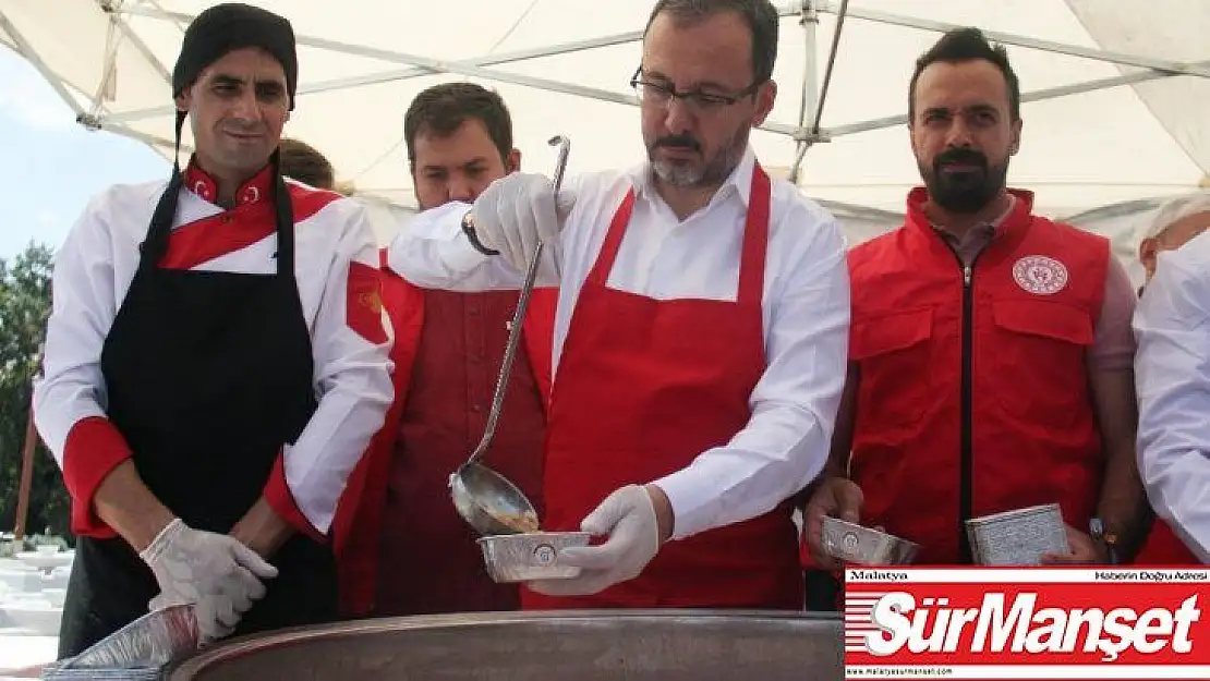 Bakan Kasapoğlu, Ankaralılara aşure dağıttı