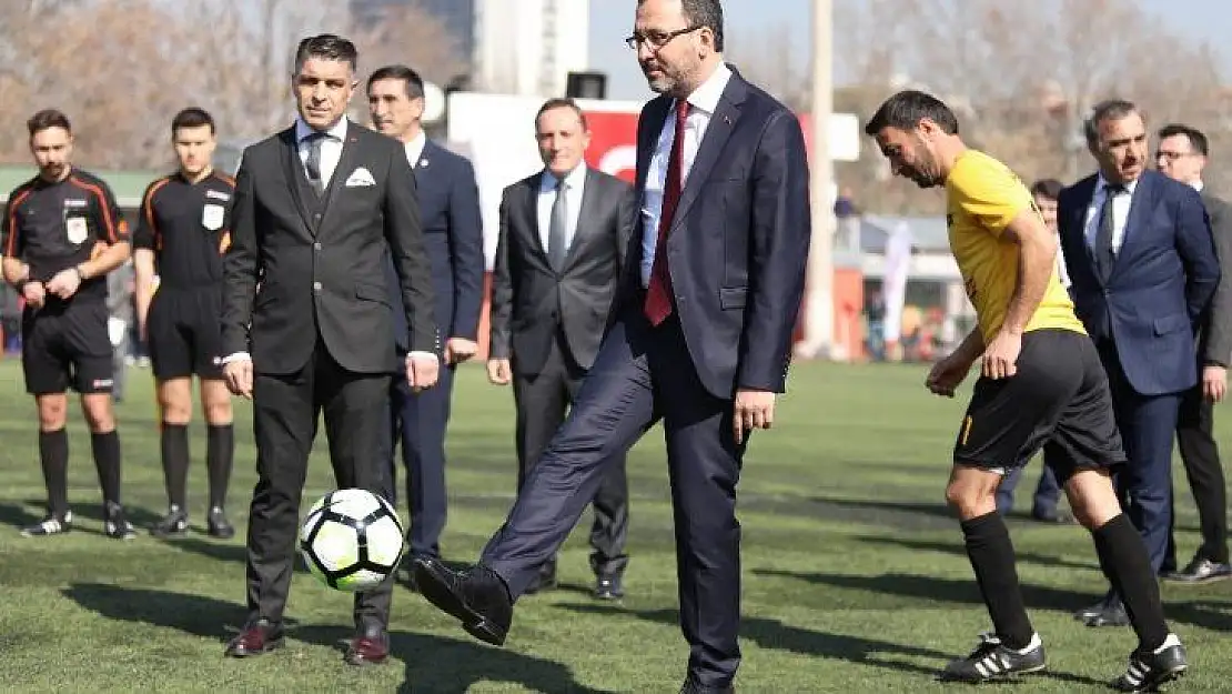 Bakan Kasapoğlu, Kamu Futbol Turnuvası'nın başlama vuruşunu yaptı