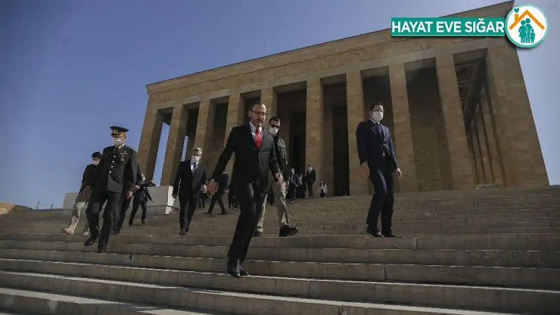 Bakan Kasapoğlu'ndan Anıtkabir'e ziyaret