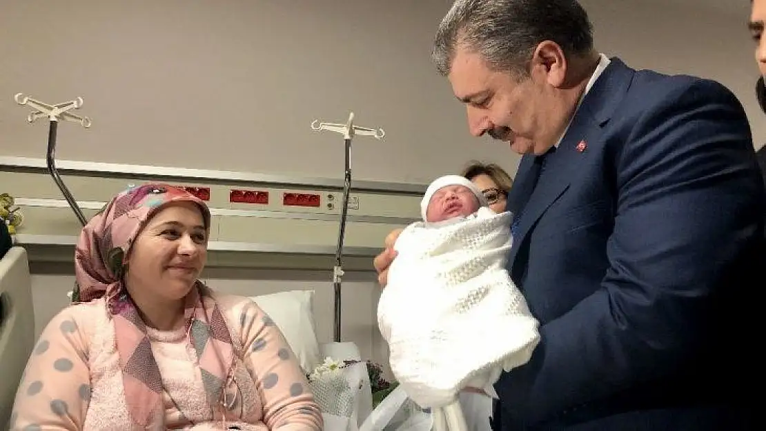 Bakan Koca'dan yeni yılın ilk bebeğine ziyaret