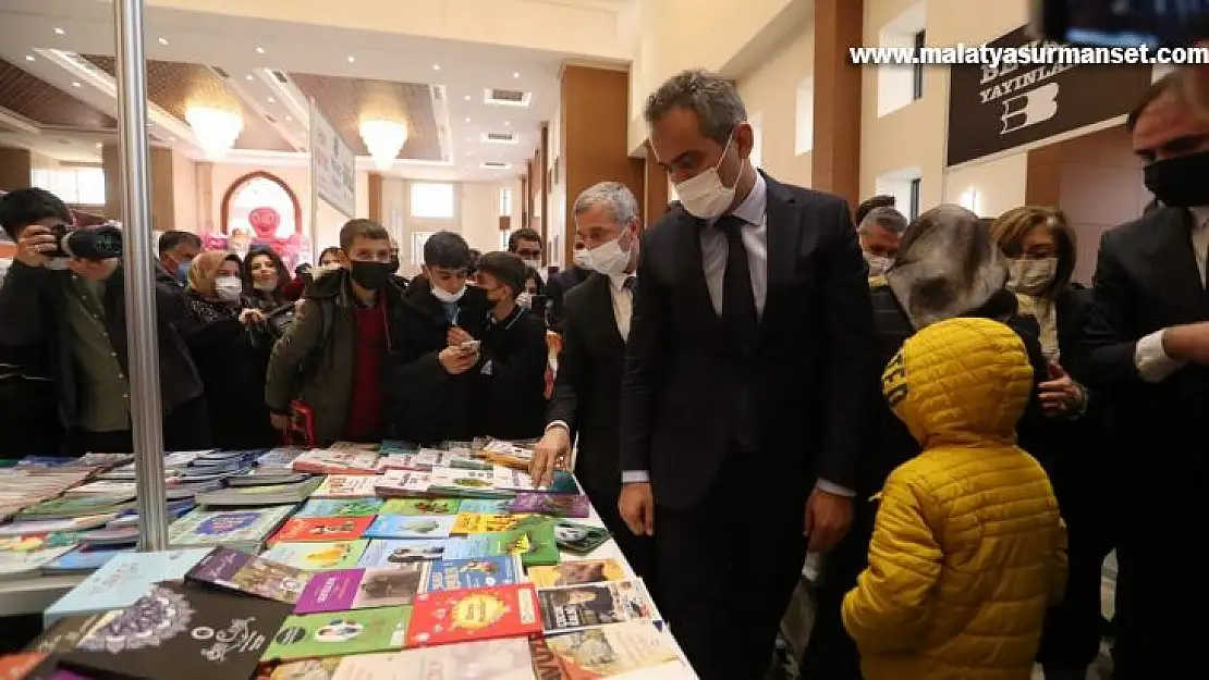 Bakan Özer Çocuk Şenliği Kitap Fuarı'nı ziyaret etti