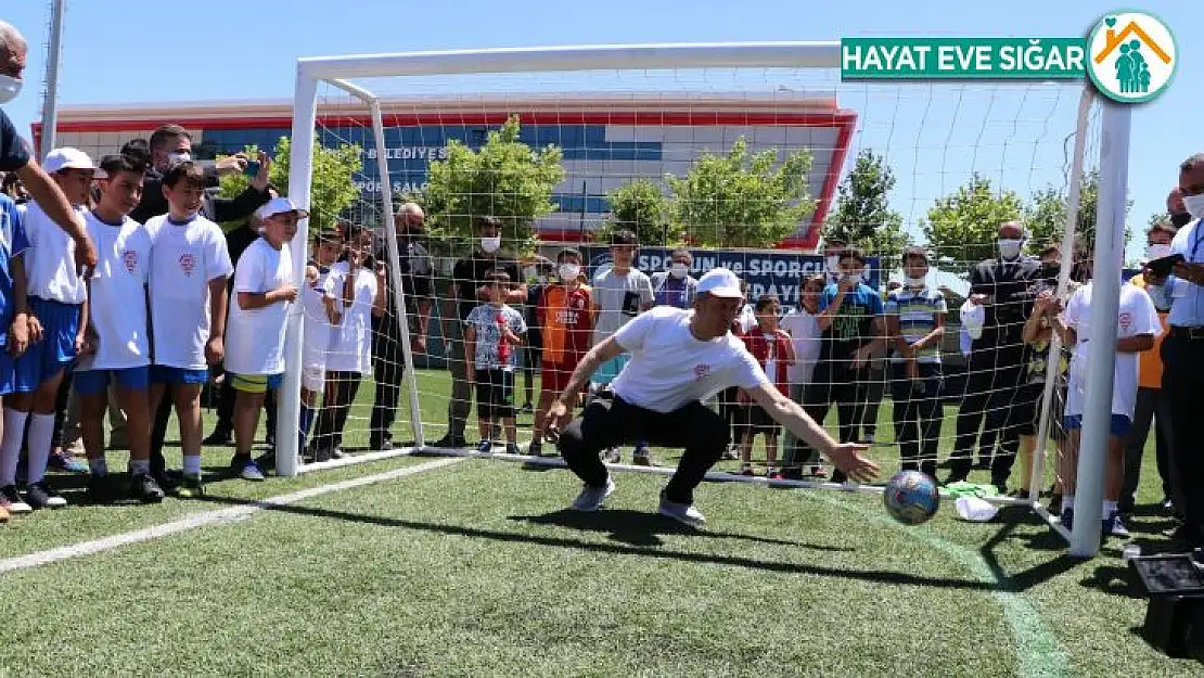 Bakan Selçuk çocuklarla oyunlar oynadı