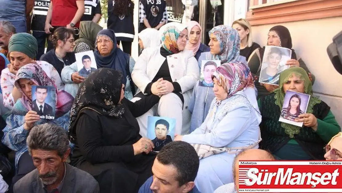 Bakan Selçuk, HDP önünde eylem yapan aileleri ziyaret etti