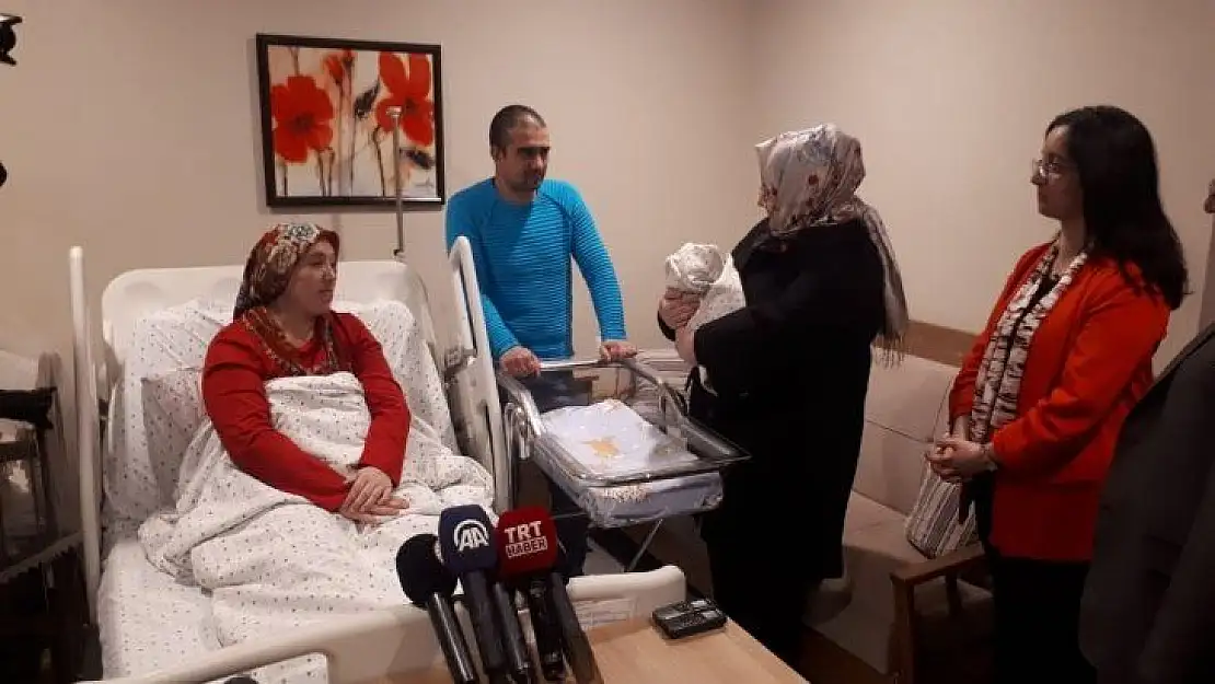 Bakan Selçuk yeni yılın ilk bebeğine 'Büşra' ismini verdi